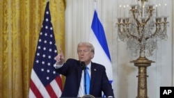 ประธานาธิบดีโดนัลด์ ทรัมป์ และนายกรัฐมนตรีอิสราเอล เบนจามิน เนทันยาฮู ตอบคำถามผู้สื่อข่าวที่ทำเนียบขาว 4 ก.พ. 2025 (AP Photo/Alex Brandon)