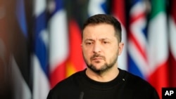 ARCHIVO - El presidente de Ucrania, Volodymyr Zelenskyy, se dirige a una conferencia de prensa previa a una reunión de ministros de Defensa de la OTAN en la sede de la Alianza Atlántica en Bruselas, el 11 de octubre de 2023.