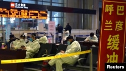 រូបឯកសារ៖ ប៉ូលិស​ក្នុង​ឈុត​ការពារ​កូវីដ​នៅ​អាកាសយានដ្ឋានក្នុង​ទីក្រុង Harbin ខេត្ត Heilongjiang ដែល​មាន​ព្រំប្រទល់​ជាប់​នឹង​ប្រទេស​រុស្ស៊ី កាលពីថ្ងៃទី១១ ខែមេសា ឆ្នាំ២០២០។ (Reuters)
