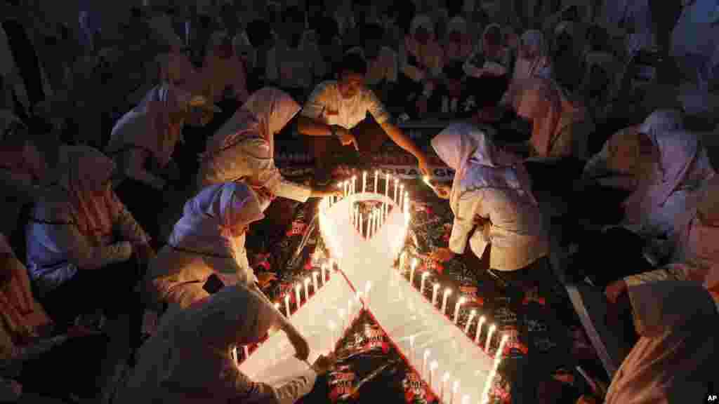 Dalibai A Indonesiya Sun Kunna Kyandura Lokacin Addu'oin Tunawa Da Wadanda Suka Kamu Da Cutar Kanjamau, Disamba 1, 2015. &nbsp;