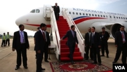 រូបឯកសារ៖ លោក​នាយករដ្ឋមន្ត្រី ហ៊ុន សែន ចុះ​ពី​យន្តហោះ​នៅ​អាកាសយានដ្ឋាន​អន្តរជាតិ​ភ្នំពេញ​កាល​ពី​ថ្ងៃ​ពុធ​ទី​២៨ ខែ​តុលា ឆ្នាំ​២០១៥ ក្រោយ​ពី​ត្រឡប់​ពី​ទស្សនកិច្ច​នៅ​ប្រទេស​បារាំង។​ (ហ៊ាន សុជាតា/VOA)