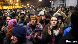 სერბეთის ოპოზიციის მხარდამჭერები, სახელმწიფო საარცევნო კომისიის შენობის წინ, საპროტესტო აქციას მართავენ.