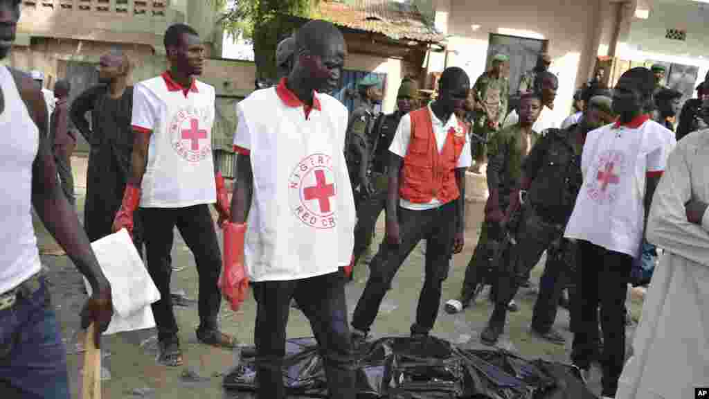 'Yan agaji sun hallara a kan tituna kusa da inda wani bam ya tashi ran asabar 30 Mayu, 2015 a garin Maiduguri. Wani bam ya fashe ran asabar da rana a kusa da kasuwar Kwastam ta Maiduguri, kasa da kwana guda a bayan da 'yan Boko Haram suka cilla rokoki kan garin na Maiduguri suka kashe mutane akalla 13.