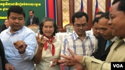 សកម្មភាព​របស់​តំណាង​គណបក្ស​នយោបាយ តំណាង​ស្ថានទូត តំណាង​អង្គការ​សង្គម​ស៊ីវិល​ជាតិ និង​អន្តរជាតិ កំពុង​ចូល​រួម​សាកល្បង​ទឹកថ្នាំ​ជ្រលក់​ដៃ​សម្រាប់​បម្រើ​ឲ្យការ​បោះ​ឆ្នោត​ឃុំ​សង្កាត់​អាណត្តិ​ទី​៤ ​ក្នុង​សន្និសីទសារព័ត៌មាន​របស់ គ.ជ.ប នាថ្ងៃទី​១៧ ខែ​ឧសភា ឆ្នាំ​២០១៧។ (កាន់ វិច្ឆិកា/VOA)