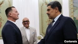 Richard Grenell, enviado especial del presidente estadounidense Donald Trump se reúne con el gobernante de Venezuela, Nicolás Maduro, en Caracas el 31 de enero de 2025.