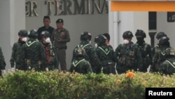 被拐賣至泰緬邊境強迫為詐騙集團工作的中國人獲救，在士兵護送下搭機返國。 (路透：2025年2月20日)