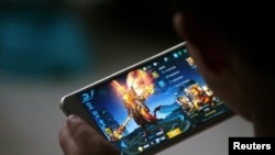 山東德州一孩子在家玩手游“王者榮耀”。這款手游是由騰訊公司提供。 （路透社資料照，2017年7月2日）