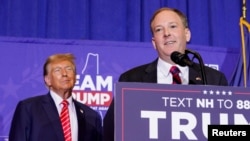 Arhiva: Novoizabrani predsjednik SAD Donald Tramp i Li Zeldin, njegov kandidat za direktora Agencije za zaštitu životne sredine, na skupu u Konkordu u državi Nju Hempšir, 19. januara 2024. (Foto: Reuters/Elizabeth Frantz)