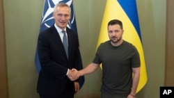 ولودیمیر زلنسکی، رئیس جمهوری اوکراین، و ینس استولتنبرگ، دبیر کل ناتو.