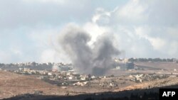 Esta fotografia tirada do norte de Israel, ao longo da fronteira com o sul do Líbano, mostra o fumo a espalhar-se após os bombardeamentos israelitas no Líbano, a 23 de setembro de 2024.