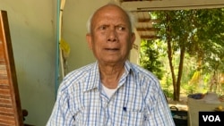 រូបឯកសារ៖ លោក​ មាស មុត​ អតីត​មេបញ្ជាការ​កងទ័ព​ជើង​ទឹក​របស់​របប​ខ្មែរក្រហម អង្គុយនៅក្នុង​​​គេហដ្ឋាន​របស់​​លោក​ នៅស្រុក​សំឡូត ខេត្តបាត់​ដំបង កាលពីថ្ងៃ​ទី​១៦ ខែ​ធ្នូ​ ឆ្នាំ​ ២០១៩​។ (សុខ ខេមរា/វីអូអេ)