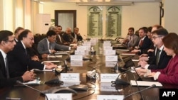 د پیسو نړیوال وجهي صندوق د هیئت مشر وویل: "دا تړون اوس باید د پیسو نړیوال وجهي صندوق د مدیره هیئت لخوا تصویب شي چې له مخې به یې پاتې ۱.۱ میلیارد ډالر پاکستان ته ورکړل شي."