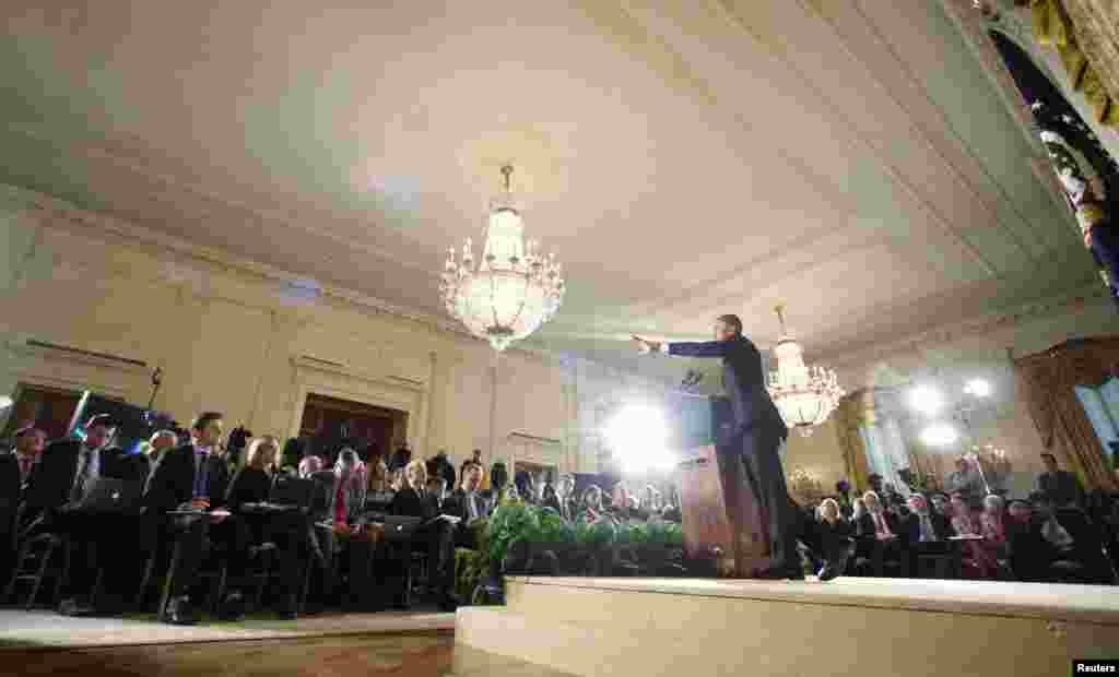 U.S. President Barack Obama addresses reporters during a news conference saying that the Republican victories Tuesday in the midterm elections are a sign Americans want Washington "to get the job done," in the East Room of the White House in Washington, Nov. 5, 2014. 