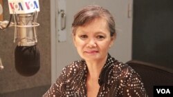 Mu Sochua, lawmaker from the Cambodia National Rescue Party, talks about the passing of her husband who recently passed away after battling pancreatic cancer and her resiliency at VOA Khmer's headquarter in Washington DC, on Monday, June 6, 2016. (VOA) 