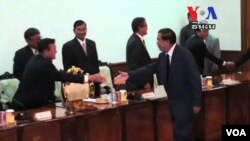 លោកហ៊ុន សែន​​ នាយក​រដ្ឋមន្ត្រី​​តែងតាំង​ដោយ​គណ​បក្ស​​ប្រជាជន​កម្ពុជា​​និង​លោក​សម រង្ស៊ី​ មេដឹកនាំ​គណ​បក្ស​​សង្គ្រោះជាតិ​​​​ជួប​គ្នា​​​ក្នុង​ជំនួប​​លើក​មុន។​​