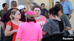 មនុស្ស​ម្នា​ប្រមូលផ្តុំ​គ្នា​នៅ​មជ្ឈមណ្ឌល​សហគមន៍​ដើម្បី​រង់ចាំ​ព័ត៌មាន​ពី​ការ​បាញ់​ប្រហារ​នៅ​ក្នុង​ព្រះវិហារ​សាសនា​គ្រិស្ត និកាយ Baptist មួយ​ក្នុង​ក្រុង Sutherland Springs រដ្ឋ តិចសាស កាលពីថ្ងៃទី៥ ខែវិច្ឆិកា ឆ្នាំ២០១៧។