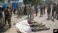 Wanajeshi wa Somalia wakilinda miili ya magaidi waliokufa kutokana na shambulizi la kigaidi , Picha ya maktaba