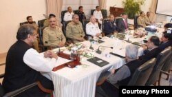 صدر اعظم پاکستان روز سه شنبه در پیوند با تویت رئیس جمهور امریکا، جلسۀ کابینه را برگزار کرد