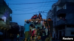 以色列軍隊在拉法東部發動地面和空中行動後，巴勒斯坦人逃離拉法.
