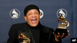  Al Jarreau akipokea tuzo yake Grammy kwa nyimbo ya "God Bless the Child" hapo February 11, 2007.