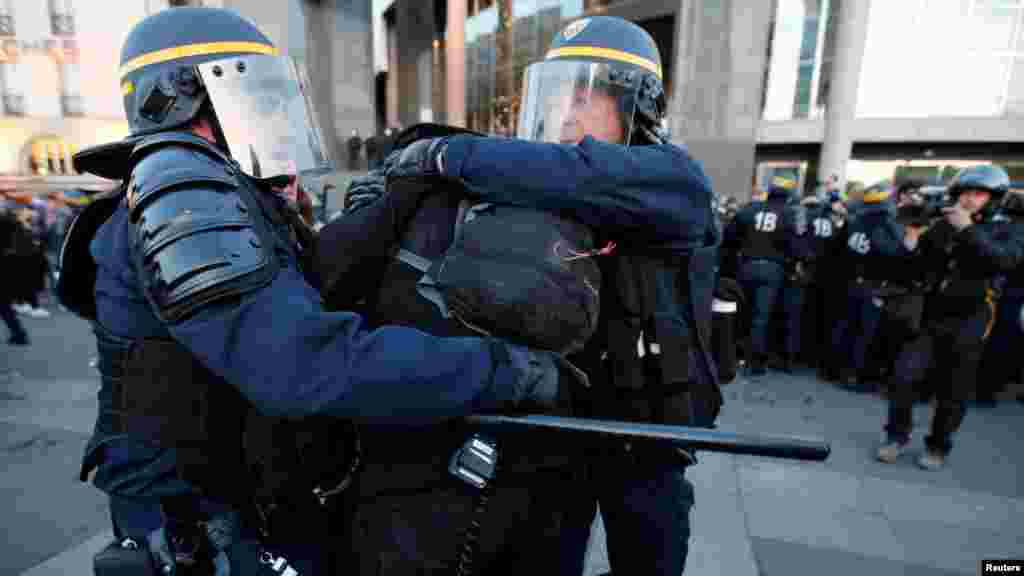 Jami'an tsaro na CRS sun kama wasu masu zanga zanga akan titunan babban birnin Paris, ranar Lahadi 23 ga watan Afrilu na shekarar 2017. &nbsp;