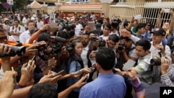 រូបឯកសារ៖ អ្នកកាសែត​កម្ពុជា​នាំ​គ្នា​សួរ​ព័ត៌មាន​ពី​សកម្មជន​សិទ្ធិមនុស្ស លោក អំ សំអាត នៃ​អង្គការ​លីកាដូ នៅ​ខាង​ក្រៅ​តុលាការ​ក្រុង​ភ្នំពេញ ថ្ងៃទី៨ ខែកុម្ភៈ ឆ្នាំ២០១៧។ 