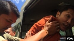 FILE - Prison authority push Ny Sokha, Adhoc's head of monitoring, into a car after the appeals court had announced its verdict on September 02, 2016. (Kann Veichika/VOA Khmer)