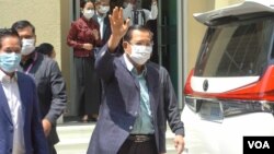 រូបឯកសារ៖ លោក​នាយក​រដ្ឋមន្ត្រី​ ហ៊ុន សែន​ មក​ទទួល​​ការ​ចាក់​​វ៉ាក់សាំង​បង្ការ​ជំងឺ​កូវីដ១៩​​ របស់​ក្រុមហ៊ុន​ AstraZeneca​ ដែល​បាន​ទទួល​ស្គាល់​ដោយ​អង្គការ​​សុខភាព​ពិភពលោក (WHO)​ នៅ​មន្ទីរពេទ្យ​កាល់ម៉ែត្រ​​ ភ្នំពេញ​ ថ្ងៃទី៤​ ខែមីនា​ ឆ្នាំ២០២១។ (ខាន់​ សុគុំមនោ​/​វីអូអេ)