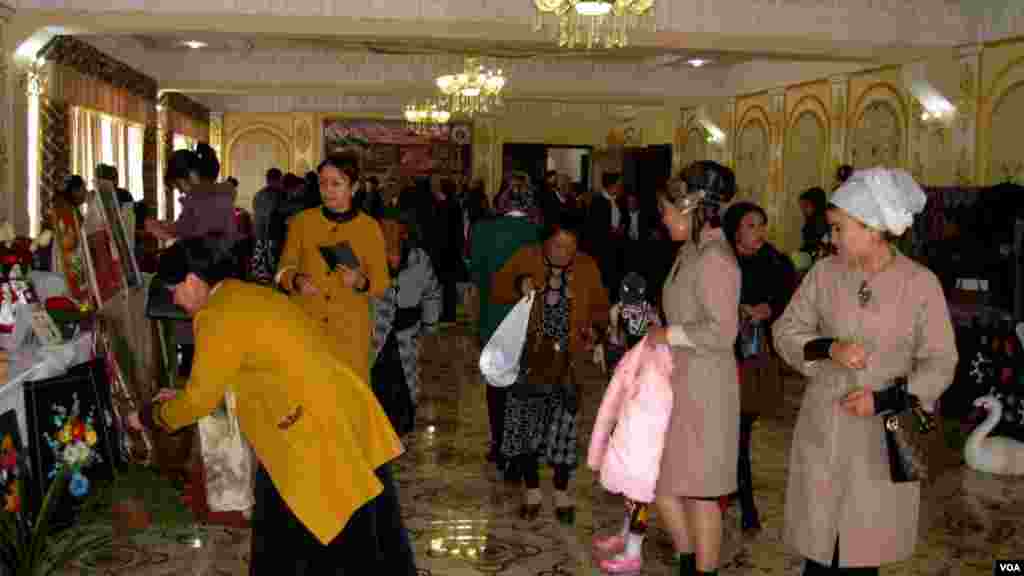 Muxlislar ko'rgazmani tomosha qilmoqda.