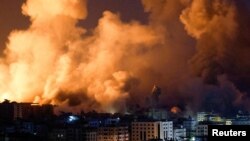 Llamas y humo se elevan durante los ataques israelíes en Gaza, el 9 de octubre de 2023, dos días después de que el grupo Hamás atacara principalmente al sur de Israel.
