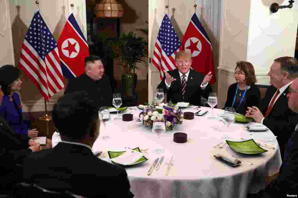 Rais Donald Trump na Kiongozi wa Korea Kaskazini Kim Jong Un wakiwa wanapata chakula cha usiku baada ya mkutano wao katika hoteli ya Metropole, Hanoi, Vietnam Feb. 27, 2019.