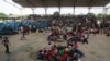 Migrantes venezolanos son vistos dentro de un coliseo donde se instaló un campamento temporal, luego de huir de su país debido a operaciones militares, según la agencia colombiana de migración, en Arauquita, Colombia, 26 de marzo de 2021.