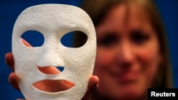 Des membres de l'Organisation pour la sécurité et la coopération en Europe ont assisté à la collecte de débris sur le site de l&rsquo;accident de Malaysia Airlines MH17 à Hrabové, dans l&rsquo;Est de l'Ukraine, le 16 novembre 2014. (AP / Mstyslav Tchernov)