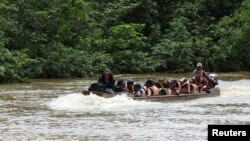 Viajeros llegan a la Estación de Recepción de Migrantes, el mismo día de la visita del presidente electo de Panamá, José Raúl Mulino, a Lajas Blancas, provincia de Darién, Panamá, el 28 de junio de 2024.