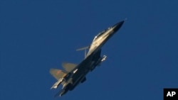 2022 年 8 月 5 日，一架中國 J-11 軍用戰鬥機飛越台灣海峽附近的平潭，這是中國大陸離台灣島最近的陸地.