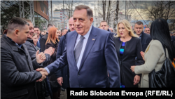 Milorad Dodik sa pristalicama u Banjaluci nakon osuđujuće presude Suda BiH, 26. februar 2025.
