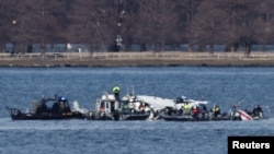 一架美國航空公司客機與一架美國陸軍黑鷹直升機相撞後，緊急救援人員2025年1月30日在華盛頓波托馬克河中打撈殘骸。