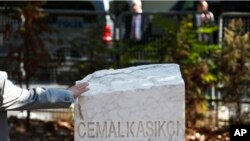 Una placa que recuerda al periodista saudí Jamal Kashoggi fue develada el 2 de octubre de 2019 en Estambul, cerca del consulado de Arabia Saudí donde se sospecha que fue asesinado.