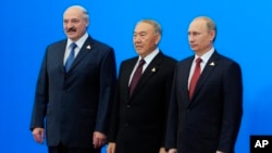 (O'ngdan chapga) Belarus prezidenti Aleksandr Lukashenko, Qozog'iston prezidenti Nursulton Nazarboyev va Rossiya prezidenti Vladimir Putin, Ostona, Qozog'iston, 29-may, 2014-yil