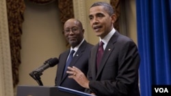 El USTR, Ron Kirk, en la foto junto al presidente Obama, fue el encargado de defender al gobierno de las críticas sobre la política comercial respecto a los TLC.