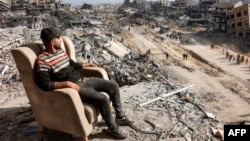 ဂါဇာမြောက်ပိုင်း အပျက်အစီးများအကြား ထိုင်ခုံမှာထိုင်နေသူတဦး (ဇန်နဝါရီ ၂၀၊ ၂၀၂၅)