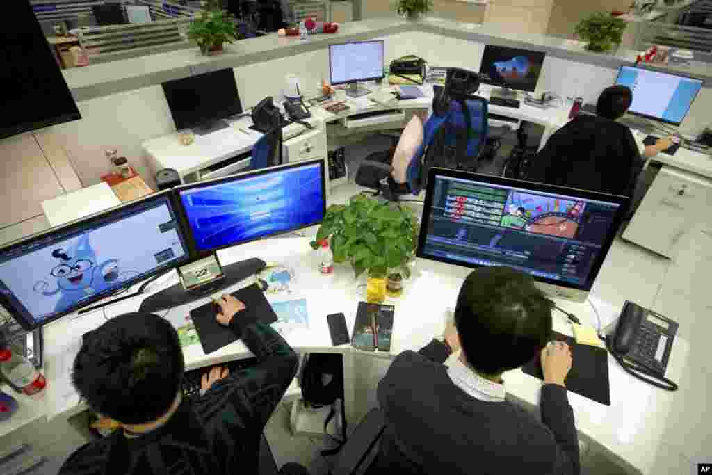 Ma'aikatan Kamfanin Dilancin Labarun&nbsp; Kasa China, XINHUA ke aikin wallafa zane zanen yan siyasa a birnin Beijing