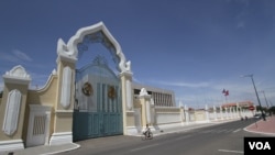 រូបឯកសារ៖ ទីស្តីការ​គណៈរដ្ឋ​មន្រ្តី​ នៅ​ព្រឹក​ថ្ងៃ​ទី​៧ ខែ​កក្កដា​ ឆ្នាំ​២០១៥។​ គណៈ​កម្មការ​ចម្រុះ​កិច្ចការ​ព្រំដែន​កម្ពុជា​និង​វៀតណាម​បាន​ជួប​ចរចាកិច្ចការបោះ​បង្គោល​ព្រំ​ដែន​គោក​ កម្ពុជា​-វៀតណាម​ នៅ​ទីស្តីការ​គណៈ​រដ្ឋ​មន្រ្តី ទាក់​ទិន​បញ្ហា​បាតុភាព​នៅ​តាម​ព្រំដែន​នា​ពេល​ថ្មីៗ​នេះ​ រយៈ​ពេល​៣​ថ្ងៃ​ ចាប់​ពី​ថ្ងៃ​ទី​៧ ដល់​ទី​៩ ខែ​កក្កដា​ ឆ្នាំ​២០១៥​។ (នូវ​ ពៅ​លក្ខិណា​/VOA)