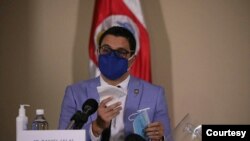 El ministro de salud de Costa Rica dijo que además que como medida extra de protección las personas pueden usar caretas, aunque estas no es obligatorio usarlas.