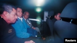 El expresidente de Perú, Pedro Castillo, sentado en un auto junto a su ex primer ministro Aníbal Torres, tras salir de una estación de policía en Lima el 7 de diciembre de 2022.