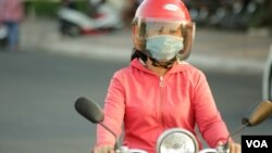 ពលរដ្ឋ​កម្ពុជា​​ពាក់ម៉ាស់​ ពេល​ធ្វើ​ដំណើរ​តាម​ដងផ្លូវ​ ខណៈ​កម្ពុជា​កំពុង​ប្រឈម​ការ​រាតត្បាត​នៃ​ជំងឺកូវីដ១៩​ នៅ​ភ្នំពេញ ថ្ងៃទី១០ ខែមីនា​ ឆ្នាំ២០២១។​ (ហ៊ាន​ សុជាតា/វីអូអេ)​