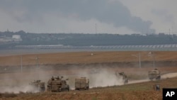 Vehículos del ejército israelí se mueven cerca de la frontera con Gaza, en el sur de Israel, el 9 de octubre de 2023.