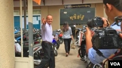 Moeun Tola, executive director of the Center for Alliance of Labor and Human Rights (CENTRAL), waved in front of the Phnom Penh Municipal Court, Phnom Penh, Cambodia, May 25, 2018. (Hul Reaksmey/VOA Khmer)