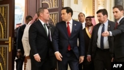 美國國務卿盧比奧(左二)與美國國家安全顧問華爾滋(左)在吉達與烏克蘭代表團會談後抵達記者會現場。 (2025年3月11日)