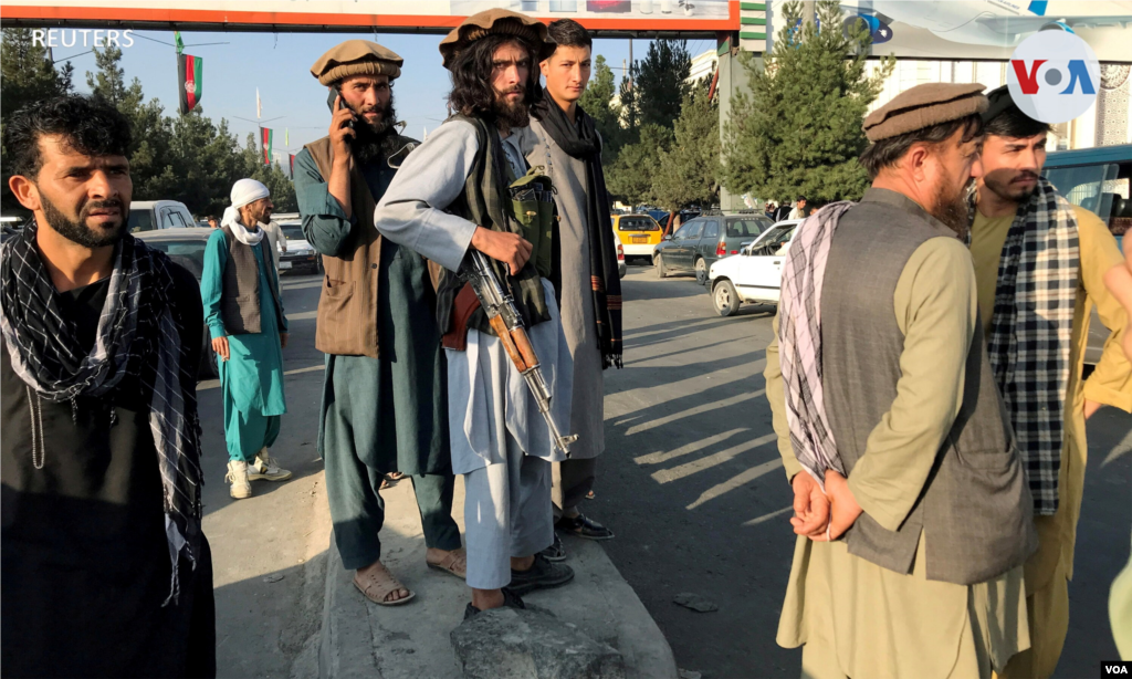 Un miembro de los talibanes frente al aeropuerto internacional Hamid Karzai en Kabul, Afganistán. [16 de agosto de 2021].